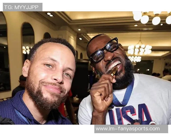 库里分享11张圣诞大战回忆照克莱一哥保罗同框老詹三度现身引热议